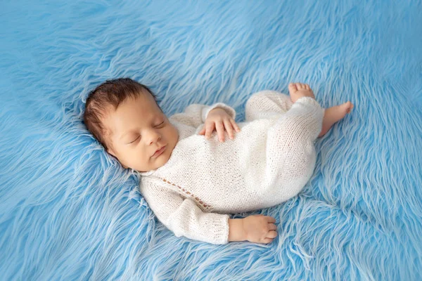 14天大的新生儿 睡在白色毛皮上 俯瞰全景 — 图库照片