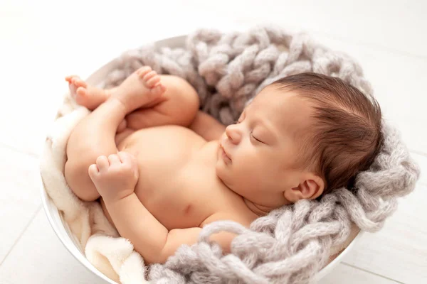 Yeni Doğmuş Bebek Kozanın Içinde Çıplak Uyuyor — Stok fotoğraf