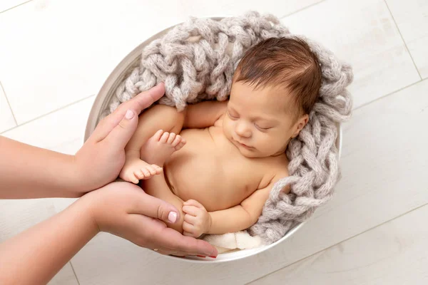 Bebé Recién Nacido Duerme Brazos Madre Días Vista Superior —  Fotos de Stock
