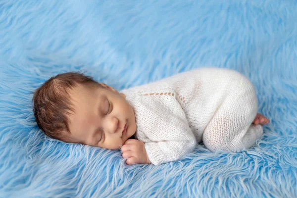 Newborn Baby Sleeping Naked Cocoon Top View — Stock Photo, Image