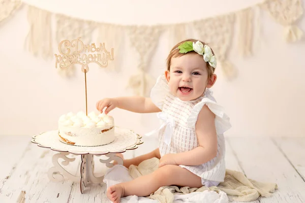 Happy Girl One Year Tries Cake Birthday Year — Stock Photo, Image