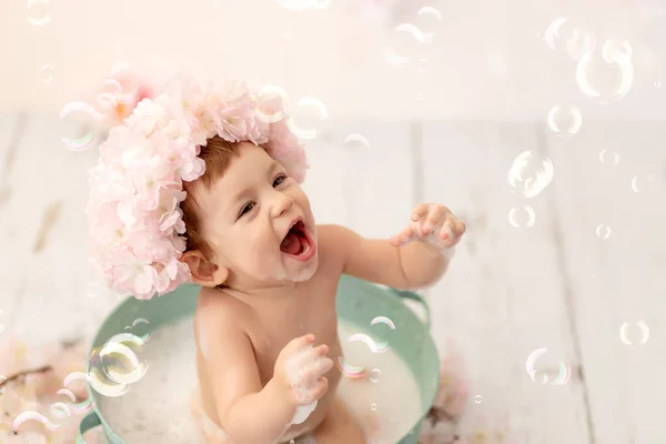 Una Alegre Chica Feliz Año Baña Baño Con Espuma Atrapa —  Fotos de Stock