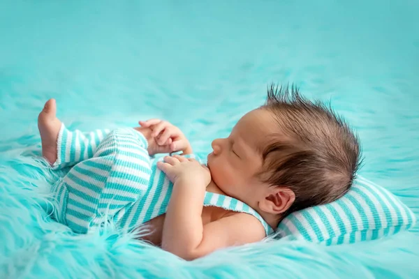 Nahaufnahme Porträt Des Neugeborenen Babys Auf Blauem Hintergrund — Stockfoto