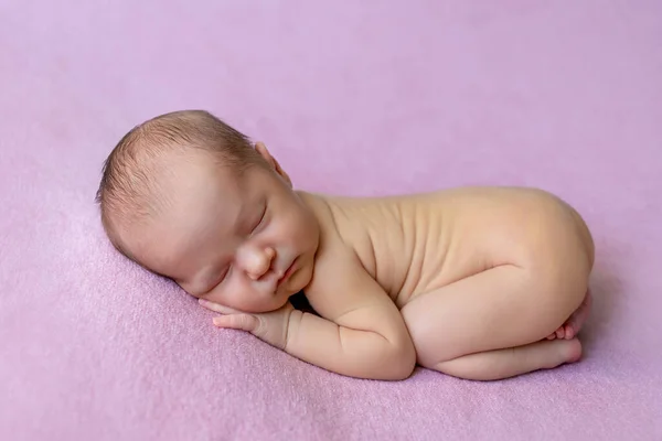 Neugeborenes Mädchen Schläft Auf Rosa Decke Hintergrund Platz Für Text — Stockfoto