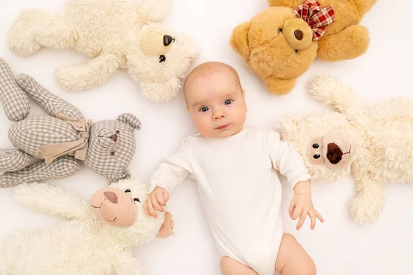 Retrato Niño Sobre Fondo Blanco Con Peluches Oso Bebé Meses —  Fotos de Stock