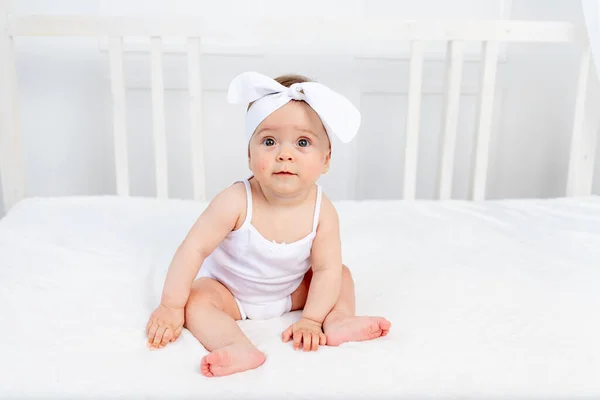 Niña Sonriente Meses Sentada Una Cuna Habitación Niño Con Ropa —  Fotos de Stock