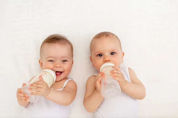 Dwoje Dzieci Chłopiec Dziewczynka Bliźniaki Miesięcy Pić Mleko Butelki Łóżku — Zdjęcie stockowe