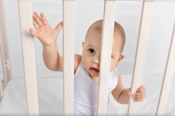 Ritratto Bambino Mesi Piedi Una Culla Camera Dei Bambini Abiti — Foto Stock