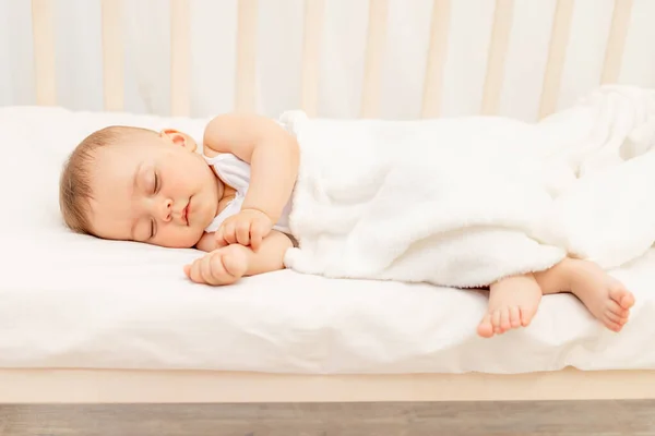 Kleines Mädchen Monate Alt Schlafend Einem Weißen Bett Gesunder Babyschlaf — Stockfoto