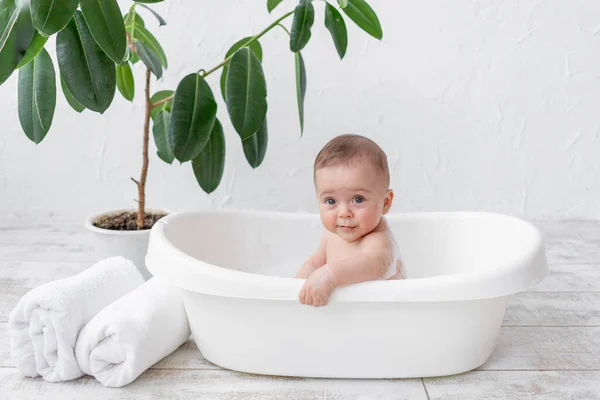 Uma Criança Pequena Menino Meses Banha Banho Com Espuma Bolhas — Fotografia de Stock