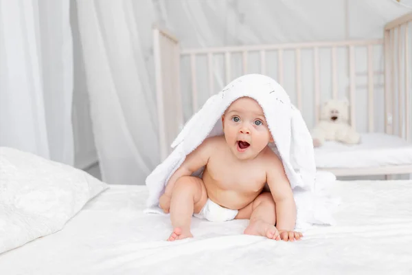 Uma Criança Pequena Uma Menina Meses Encontra Uma Toalha Uma — Fotografia de Stock