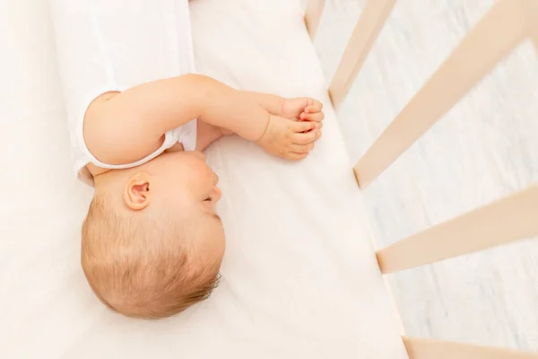 Kleines Mädchen Monate Alt Schlafend Einem Weißen Bett Gesunder Babyschlaf — Stockfoto