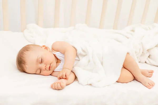 Kleines Mädchen Monate Alt Schlafend Einem Weißen Bett Gesunder Babyschlaf — Stockfoto