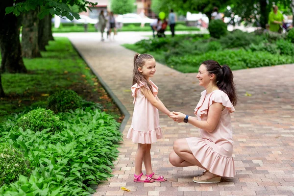Glückliche Mutter Und Tochter Jahre Spazieren Sommer Durch Den Park — Stockfoto
