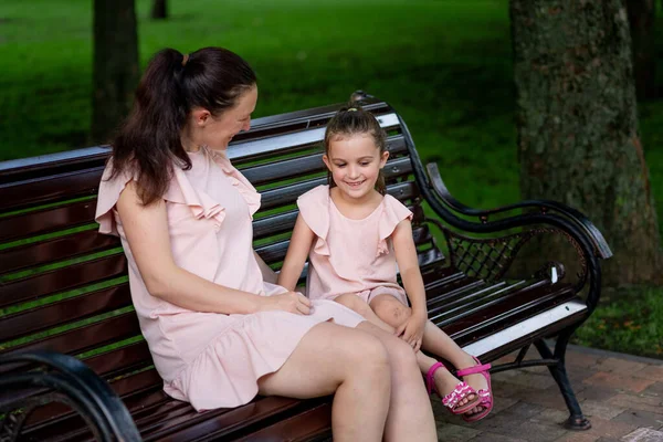 Madre Hija Años Caminando Parque Verano Madre Hablando Con Hija —  Fotos de Stock