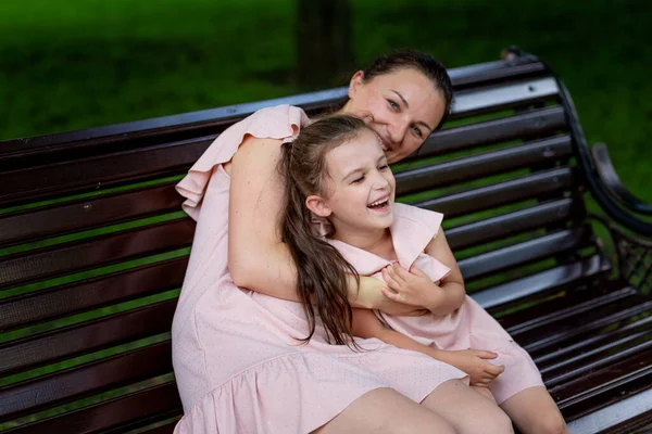 Mutter Und Tochter Jahre Beim Sommerspaziergang Park Tochter Und Mutter — Stockfoto