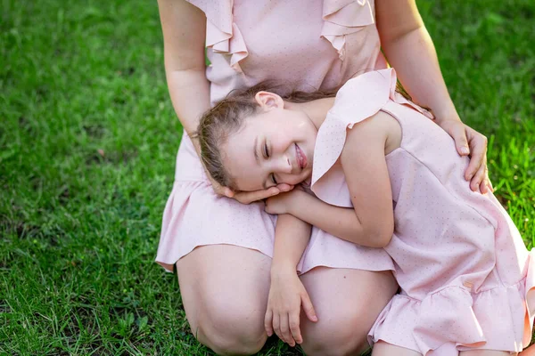 Madre Hija Años Edad Caminan Parque Verano Hija Encuentra Regazo — Foto de Stock