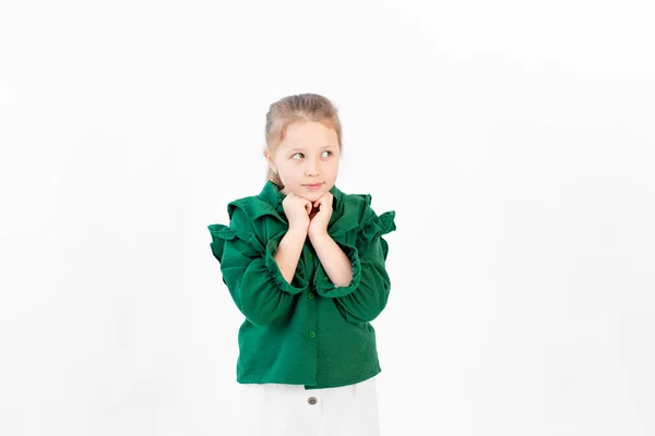 Ένα Χαριτωμένο 8Χρονο Κορίτσι Στέκεται Λευκό Φόντο Και Κοιτάζει Την — Φωτογραφία Αρχείου