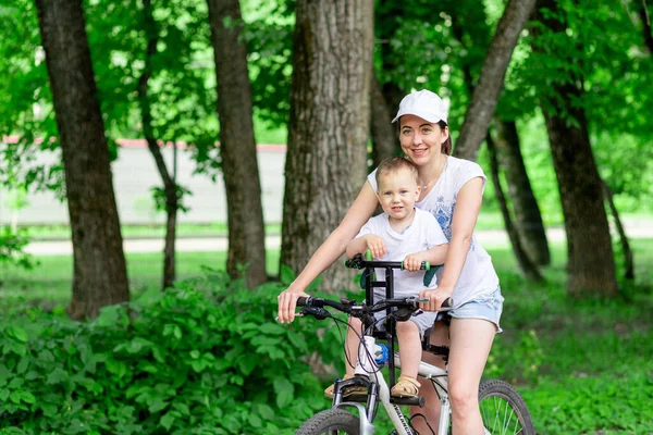 Mãe Filho Montam Uma Bicicleta Mãe Carrega Uma Criança Cadeira — Fotografia de Stock