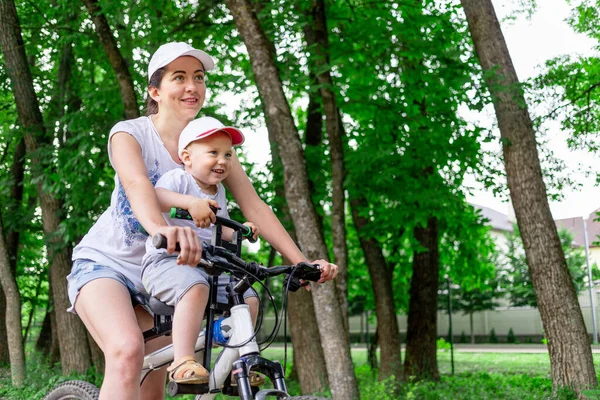 Мати Син Їдуть Велосипеді Мати Несе Дитину Дитячому Кріслі Велосипеді — стокове фото