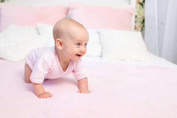 Niña Pequeña Meses Edad Arrastrándose Sobre Una Cama Rosa Blanca —  Fotos de Stock