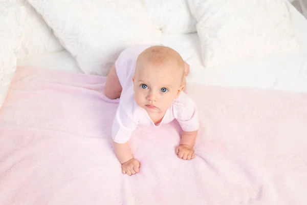 Klein Baby Meisje Maanden Oud Kruipen Een Wit Roze Bed — Stockfoto