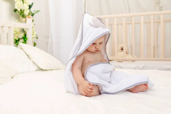 Bebé Niño Meses Sentado Una Cama Blanca Una Toalla Blanca —  Fotos de Stock