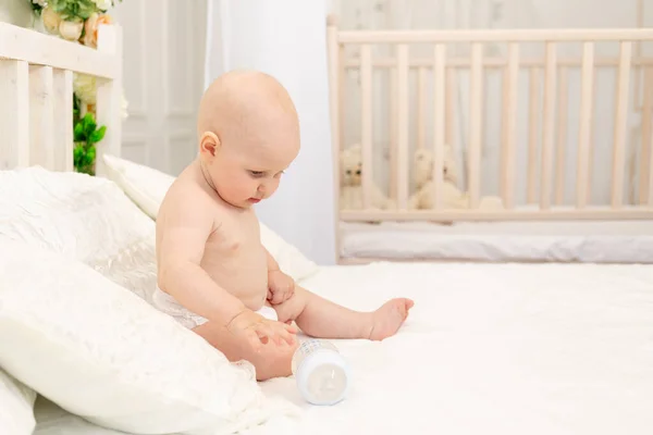 Baby Junge Monate Alt Sitzt Windeln Auf Einem Weißen Bett — Stockfoto