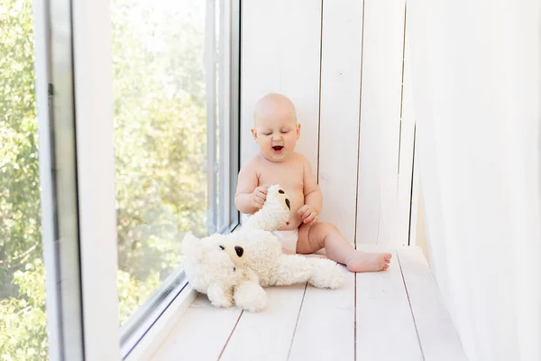 Bebé Niño Meses Edad Acostado Pañales Una Cama Blanca Con —  Fotos de Stock