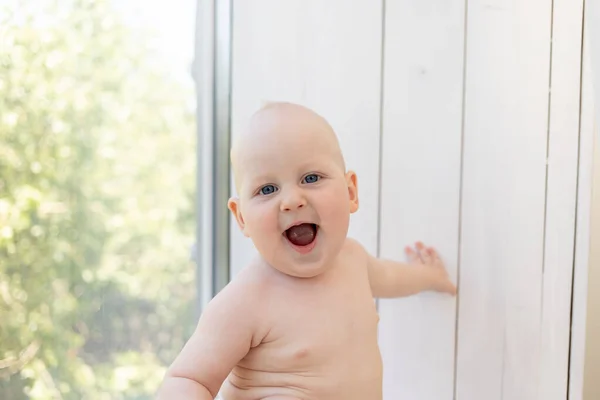 Niño Meses Sentado Pañales Alféizar Ventana Mirando Distancia Lugar Para —  Fotos de Stock