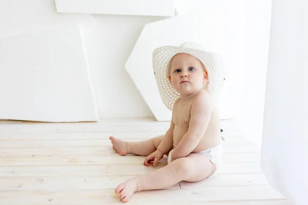 Monate Alter Junge Sitzt Windeln Mit Weißem Hut Fenster Platz — Stockfoto