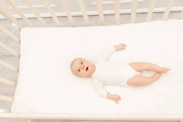 Bebé Dormido Juguete Una Cuna Blanca Guardería Interior Ropa Cama —  Fotos de Stock