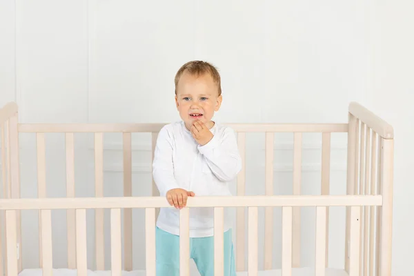 Menino Pequeno Anos Idade Está Chorando Berço Pais Não Aproximam — Fotografia de Stock