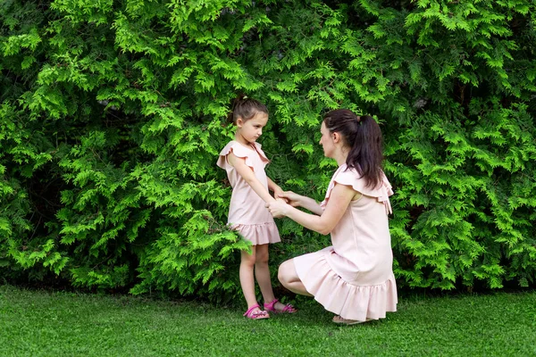 Mutter Und Tochter Jahre Beim Sommerspaziergang Park Tochter Und Mutter — Stockfoto
