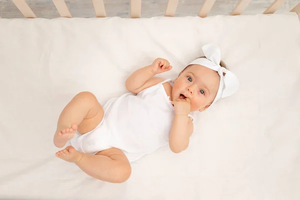 Baby Mädchen Monate Alt Mit Fingern Mund Einem Kinderbett Liegend — Stockfoto