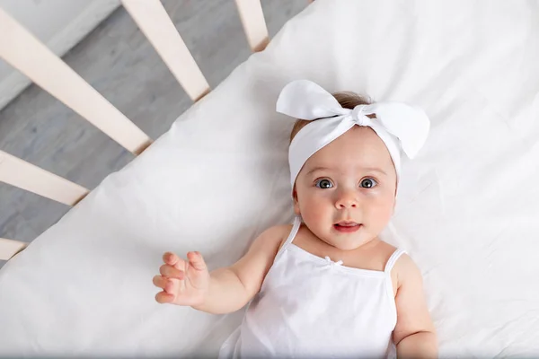 Retrato Una Niña Sonriente Meses Acostada Una Cuna Habitación Los — Foto de Stock