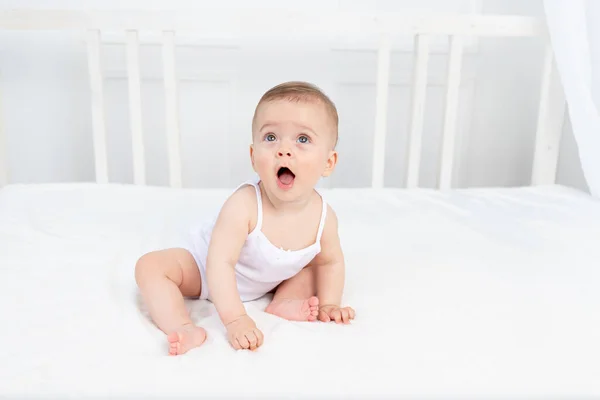 Niño Meses Sentado Una Cuna Habitación Niño Con Ropa Blanca — Foto de Stock