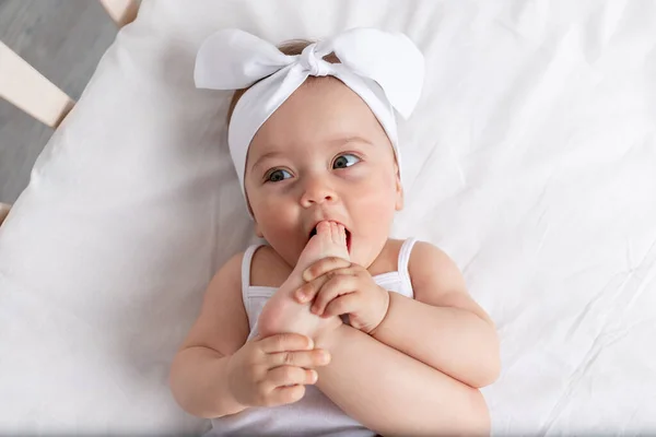 Bebek Aylık Bebek Beşikte Yatıyor Sırtında Beyaz Elbiseler Gülüyor Kameraya — Stok fotoğraf