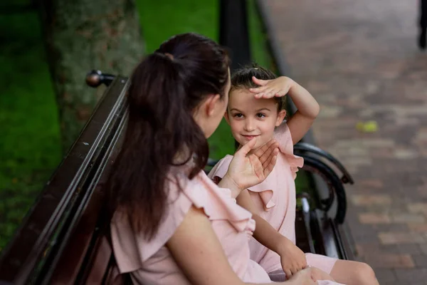 Madre Hija Años Caminando Parque Verano Madre Hablando Con Hija —  Fotos de Stock