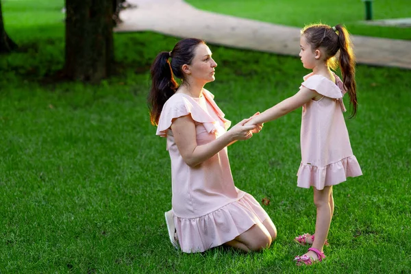 Madre Hija Años Caminando Parque Verano Hija Madre Riendo Banco —  Fotos de Stock