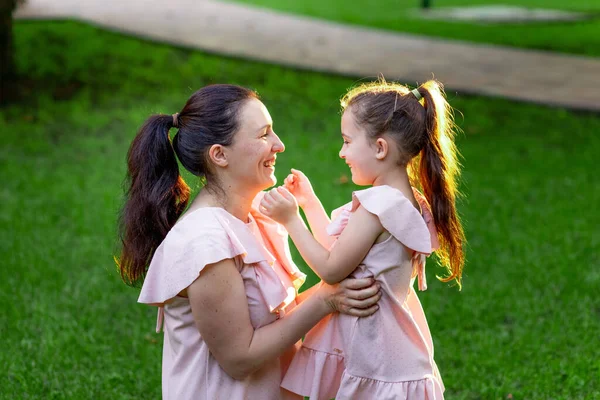 Madre Hija Años Sientan Parque Hierba Verano Ríen Conversación Madre —  Fotos de Stock