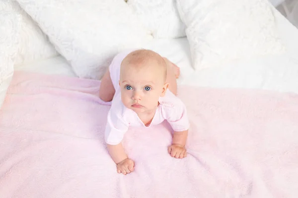Klein Baby Meisje Maanden Oud Kruipen Een Wit Roze Bed — Stockfoto