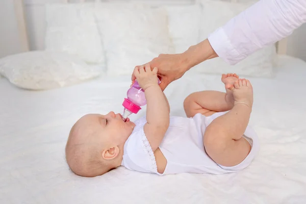 Een Maanden Oude Baby Ligt Een Wit Bed Drinkt Melk — Stockfoto