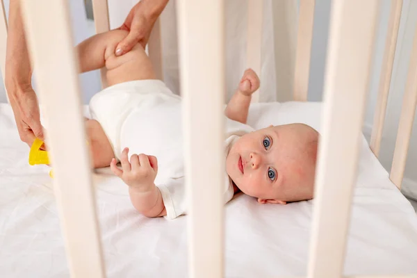 Baby Maanden Oud Meisje Liggend Wieg Ochtend Baby Baby Naar — Stockfoto