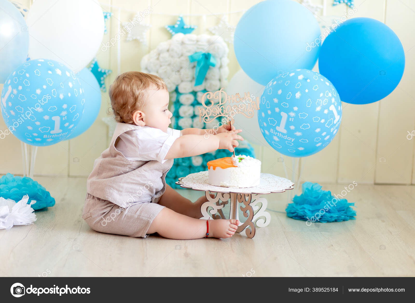 Bébé Garçon Photo Studio Avec Gâteau Ballons Anniversaire D'un