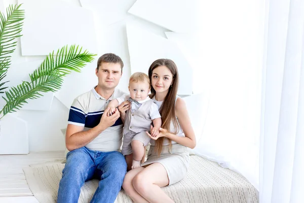 Ung Mamma Och Pappa Håller Ett Barn Föräldrar Med Ett — Stockfoto