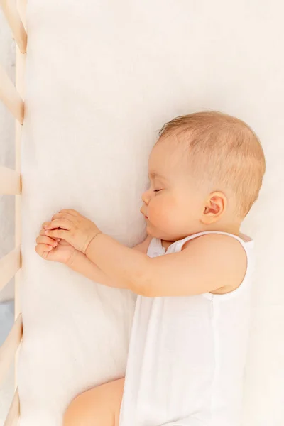 Kleines Mädchen Monate Alt Schlafend Einem Weißen Bett Gesunder Babyschlaf — Stockfoto