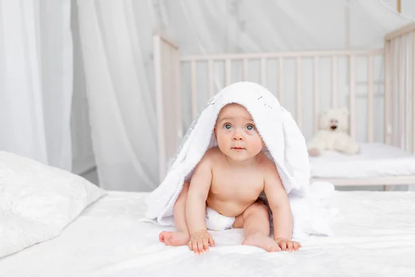 Małe Dziecko Miesięczna Dziewczynka Leży Ręczniku Białym Łóżku Jasnym Pokoju — Zdjęcie stockowe