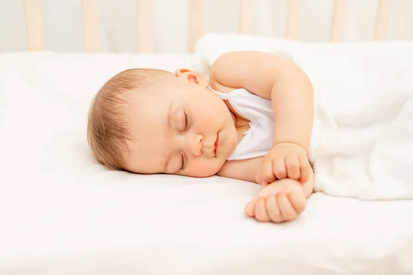 小さな赤ちゃんの女の子6ヶ月古いですベッドで寝て 健康的な赤ちゃんの睡眠 — ストック写真