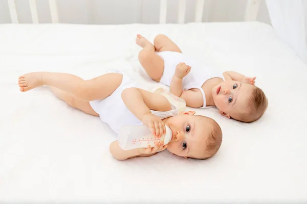 Zwei Kinder Ein Junge Und Ein Mädchen Zwillinge Von Monaten — Stockfoto